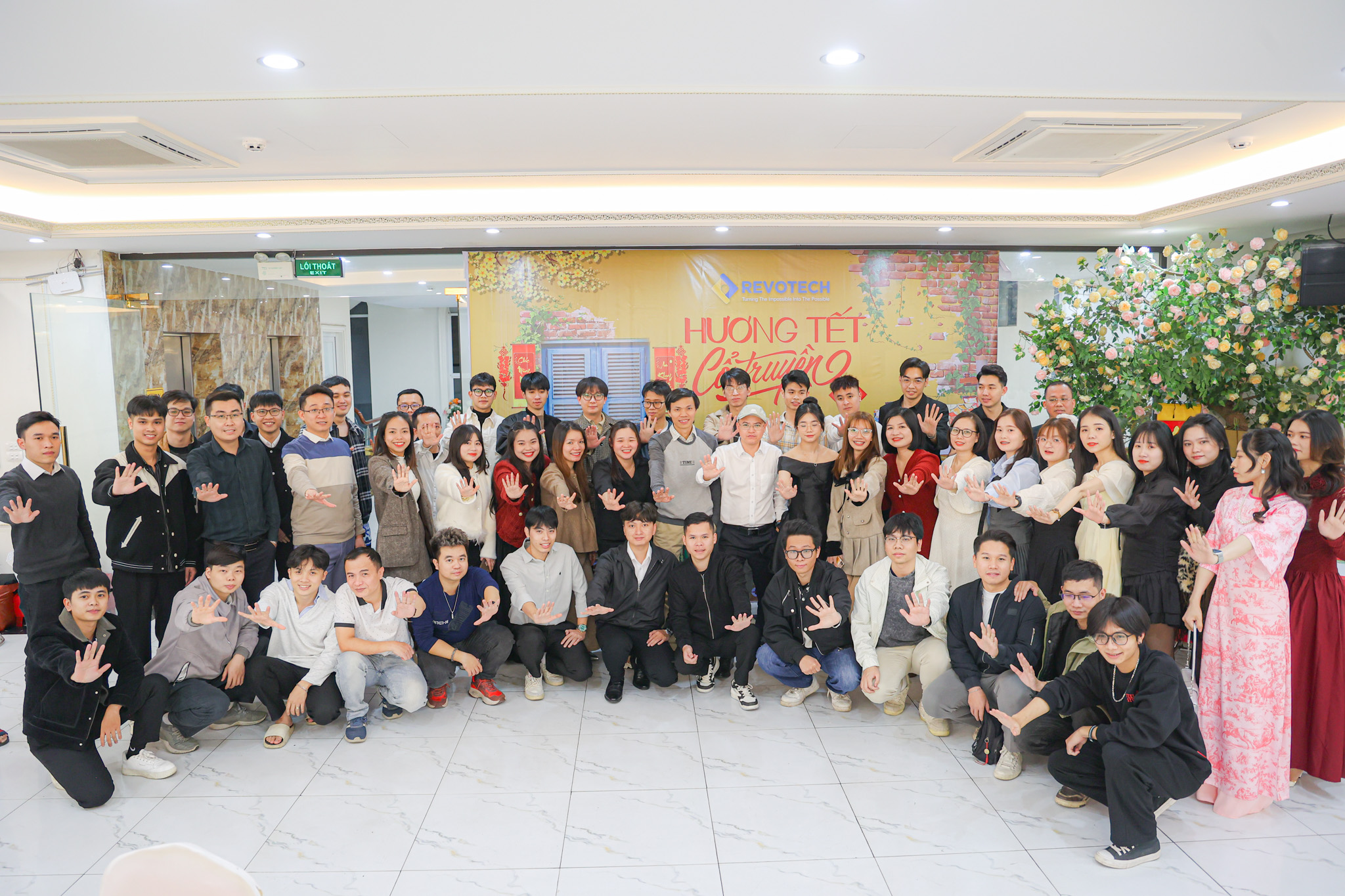 “BÙNG NỔ VISUAL” CÙNG CÁC THÀNH VIÊN GIA ĐÌNH REVOTECH TẠI YEAR END PARTY 2024